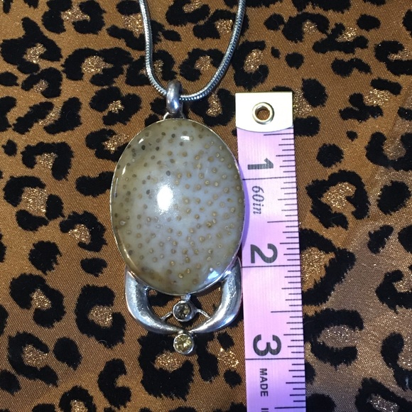 Silver & fossil pendant enhanced w/ cut stones - Picture 7 of 8